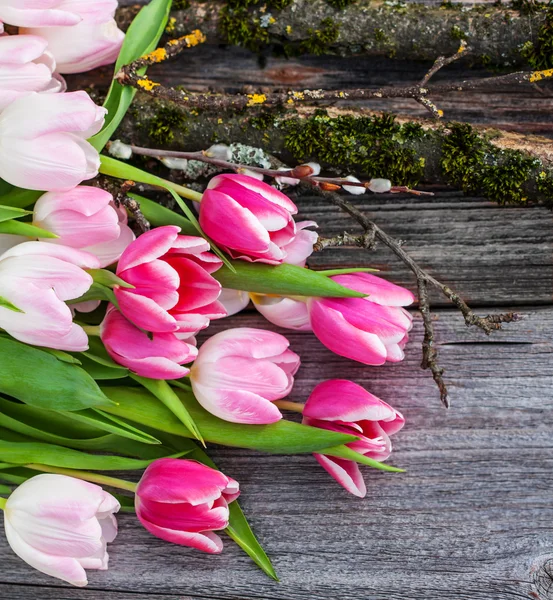 Tulipes roses sur le fond en bois — Photo