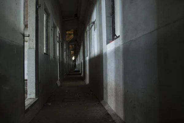 A escuridão fantasma corredor sujo — Fotografia de Stock