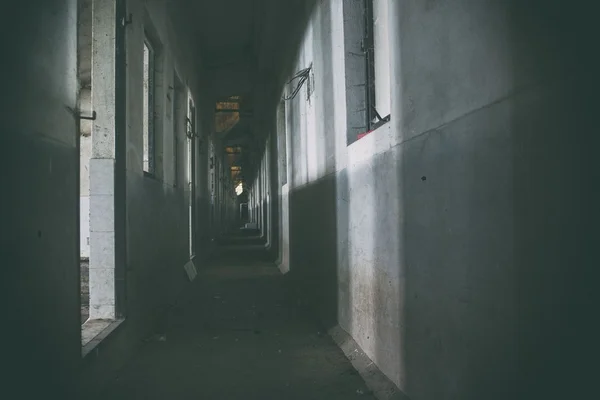 A escuridão fantasma corredor sujo — Fotografia de Stock