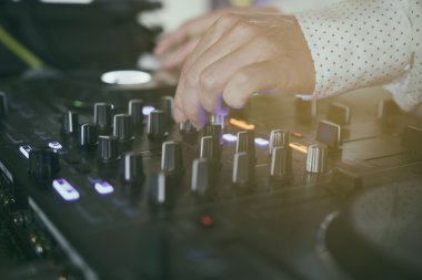 DJ parti gece kulübünde parça insanlar bulanıklık arka plan üzerinde dans ile karışımları