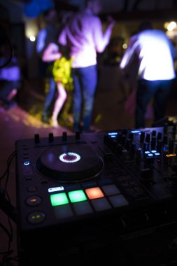 DJ parti gece kulübünde parça insanlar bulanıklık arka plan üzerinde dans ile karışımları