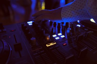 DJ parti gece kulübünde parça insanlar bulanıklık arka plan üzerinde dans ile karışımları