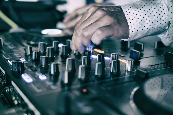 DJ parti gece kulübünde parça insanlar bulanıklık arka plan üzerinde dans ile karışımları — Stok fotoğraf