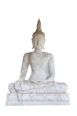 Buda 'nın mermer heykeli beyaz arka planda izole bir şekilde meditasyonda oturuyor.. 