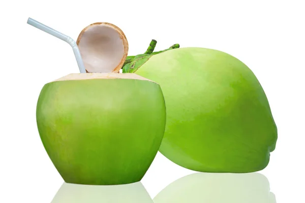 Beyaz arka planda izole edilmiş yeşil hindistan cevizi ve plastik tüp..