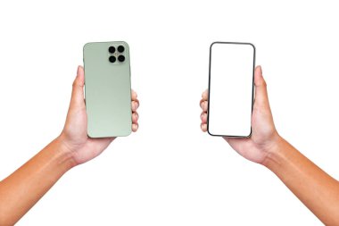 Beyaz arka planda boş ekranlı ve sırtı izole akıllı telefon tutan eller. 
