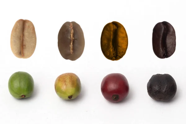 Beyaz arka planda kahve çekirdekleri olan taze kahve..