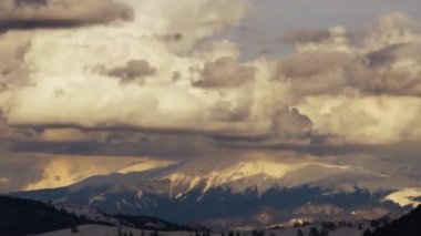 Dramatik hareket bulutlar üzerinde kar dağlar - renk zaman atlamalı kademeli.
