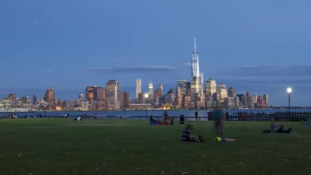 Dag nacht tijd vervalt van Nyc skyline. Weergave van Hoboken. Dolly time-lapse schot. — Stockvideo