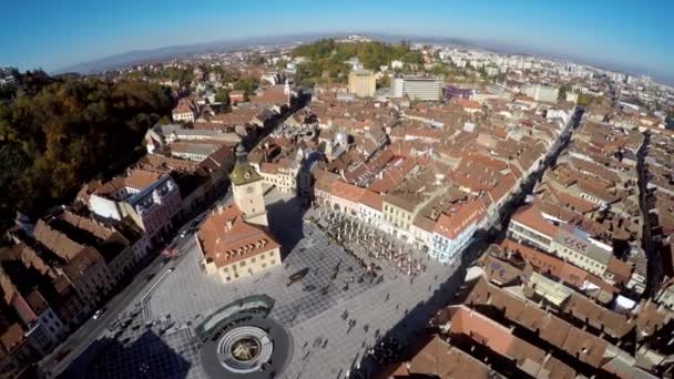 Panorámás a légi felvétel a Tanács tér Brassó, drone lövés. — Stock videók