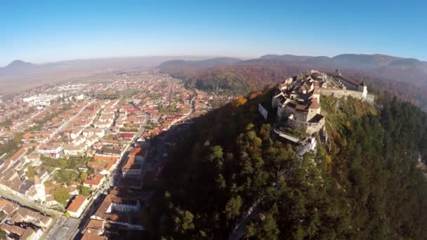 Antenn: Visa Rasnov fästning, i distriktet Brasov, Rumänien — Stockvideo
