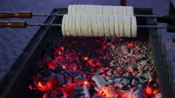 Καμινάδα κέικ ψησίματος σε κάρβουνο φωτιά σε εξωτερικούς χώρους. — Αρχείο Βίντεο