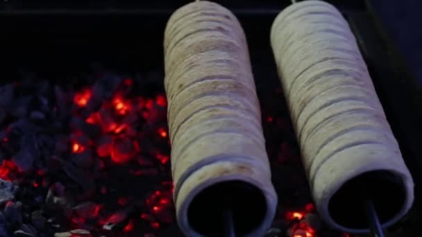 Schoorsteen taart bakken boven houtskoolvuur buitenshuis. Nachttijd. — Stockvideo