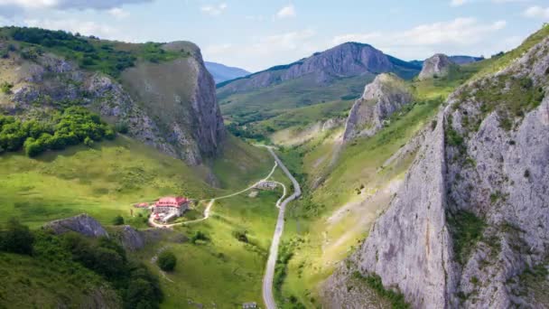 Хмара відтінки переміщення б'ється над Каньйон через гори. Ультра високою роздільною здатністю Уповільнена зйомка — стокове відео