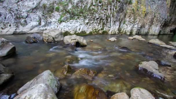 Řeka protéká kamenný tunel v kaňonu. Pohybu časová prodleva. — Stock video