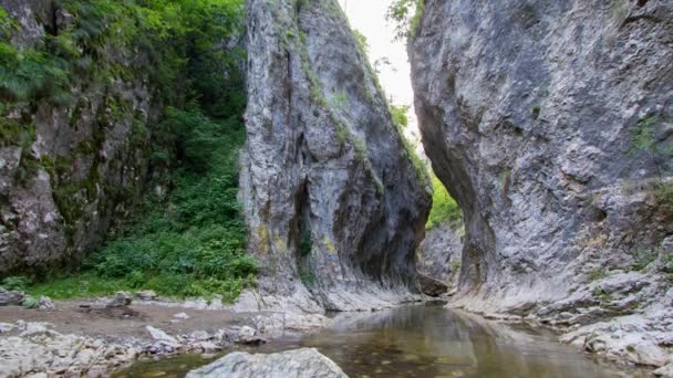 在峡谷的石隧道。4 k 超高清视频。运动时间流逝. — 图库视频影像