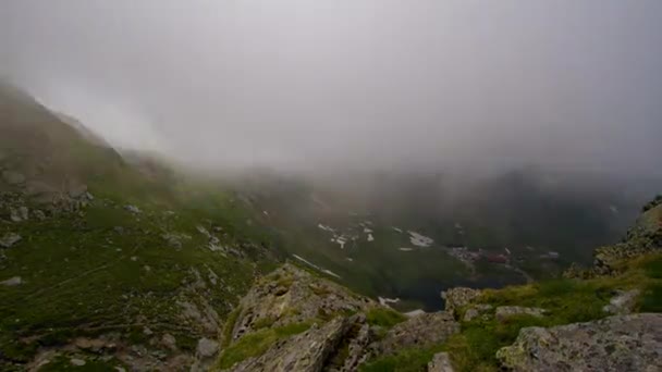Tid förflutit med snabb rörliga tät dimma i bergsområde — Stockvideo
