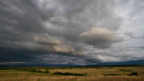 Dramatic clouds over a field. Time lapse shot. — Stock Video