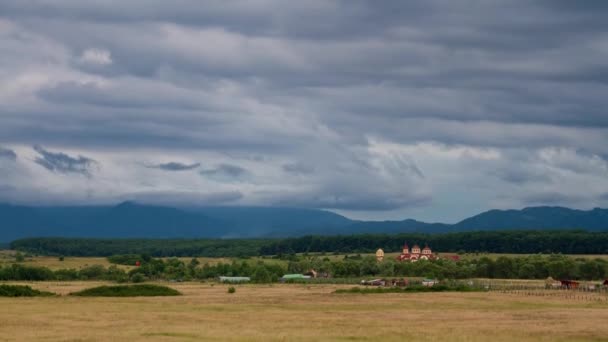 Dramatische Wolken über den Bergen. Tilt-Zeitraffer-Aufnahme. — Stockvideo