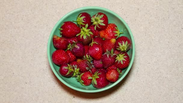 Erdbeeren im Zeitraffer essen — Stockvideo