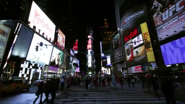 Trafik i Times Square med en massa turister, tidsinställd sköt på natten. — Stockvideo