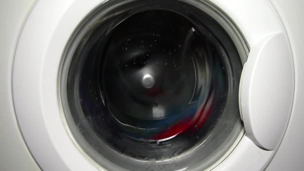 Çamaşır makinesi dönüyor. — Stok video