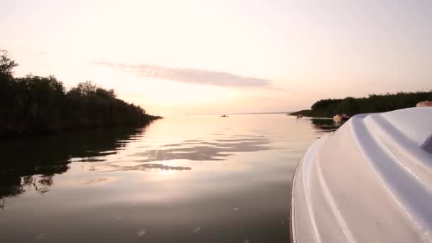 Barco à vela POV ao pôr-do-sol. Silhuetas de barco no horizonte . — Vídeo de Stock