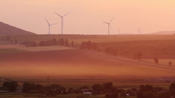 Turbinas eólicas para electricidad eólica al atardecer — Vídeos de Stock