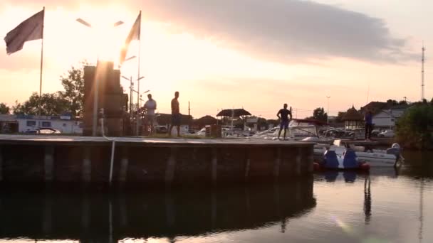 Jurilovca poort in Roemenië bij zonsondergang gezien vanaf een vaartuig in beweging — Stockvideo