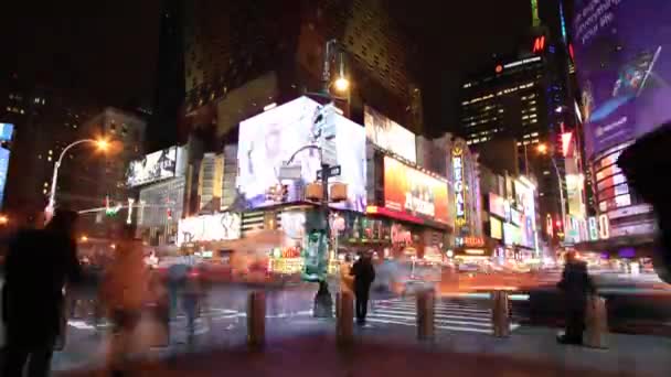 Overvolle kruising bij nacht, in Manhattan, New York, time-lapse schot — Stockvideo
