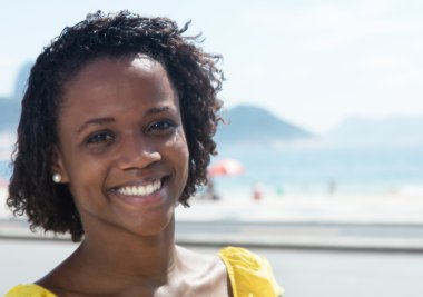 Sarı bir gömlek güzel Afrikalı-Amerikalı kadın