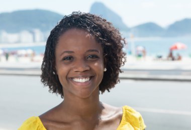 Rio de Janeiro Afrikalı-Amerikalı kadın gülüyor