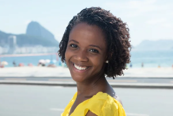 Hermosa mujer afroamericana en una camisa amarilla en Rio de Jan —  Fotos de Stock