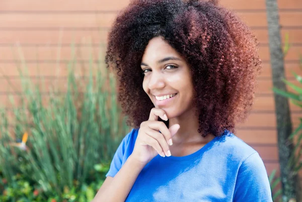 Mulher latina inteligente em camisa azul — Fotografia de Stock