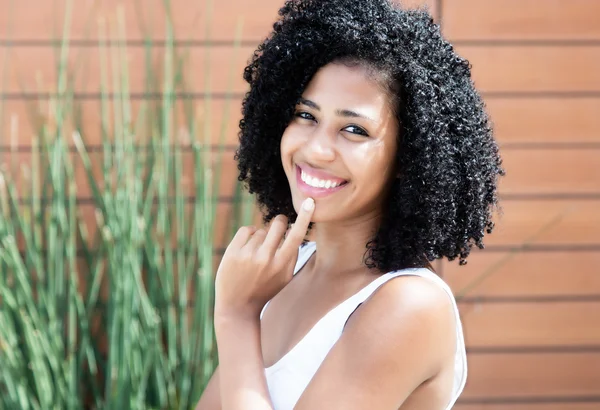 Leuke Latijnse vrouw met krullend zwart haar — Stockfoto