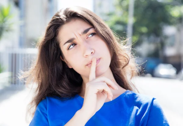 Pensando mulher caucasiana em uma camisa azul — Fotografia de Stock