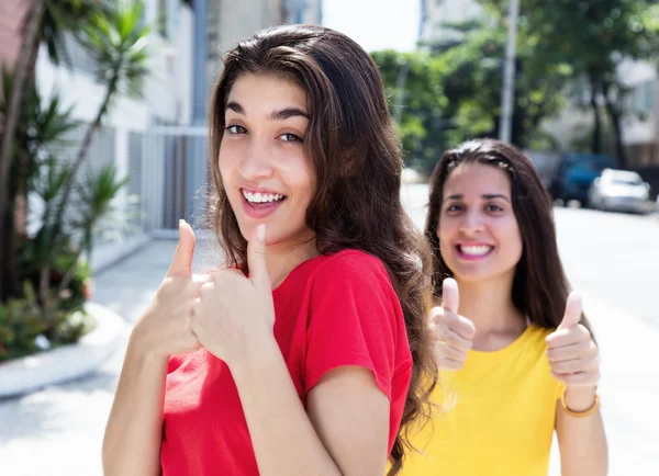 Due belle ragazze caucasiche mostrando pollici in su — Foto Stock