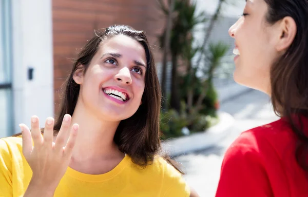 Duas meninas caucasianas felizes falando na cidade — Fotografia de Stock