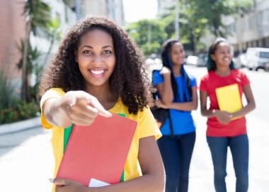 Karayip öğrenci arkadaşlarıyla şehirde kamera işaret