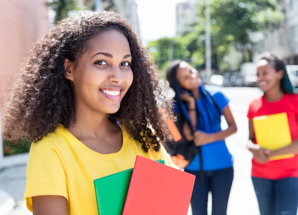 Studente caraibico ridente in città con gli amici — Foto Stock