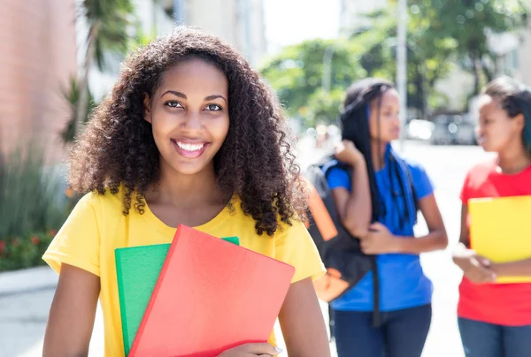 Caribbean student in the city with friends — Stock Photo, Image