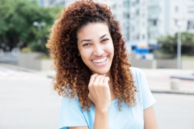 Güzel Meksikalı kız açık şehir