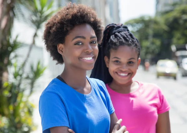 Deux copines afro-américaines cool dans la ville — Photo