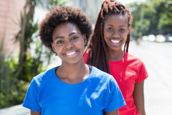 Zwei erstaunliche afrikanisch-amerikanische Freundinnen in der Stadt — Stockfoto