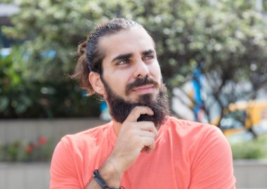 Şehrin sakallı düşünme adam