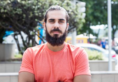 Sakallı şehrin Modern adam