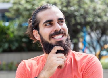 Şehrin sakallı yakışıklı adam