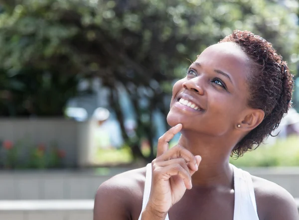 Träumende afrikanisch-amerikanische Mädchen mit kurzen Haaren in der Stadt — Stockfoto