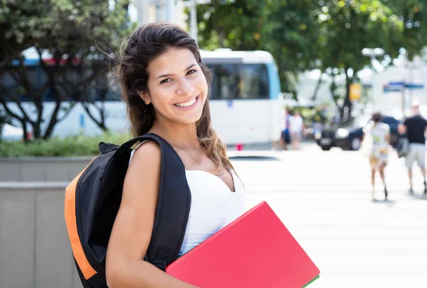 Kaukasiska kvinnlig student i staden — Stockfoto