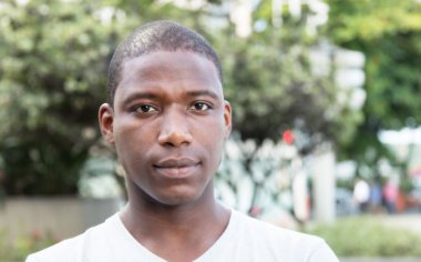 Afrika kökenli Amerikalı adam kameraya açık arıyor